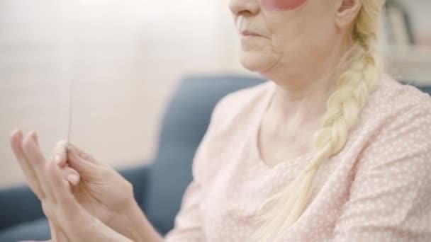 Mujer Anciana Con Parches Para Los Ojos Haciendo Sus Uñas — Vídeo de stock