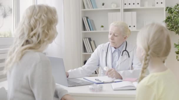 母親と娘は医者を訪問し 女性医師は親にビタミンを与える — ストック動画