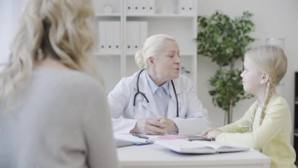 Snäll Kvinnlig Läkare Talar Med Barn Och Ger Henne High — Stockvideo