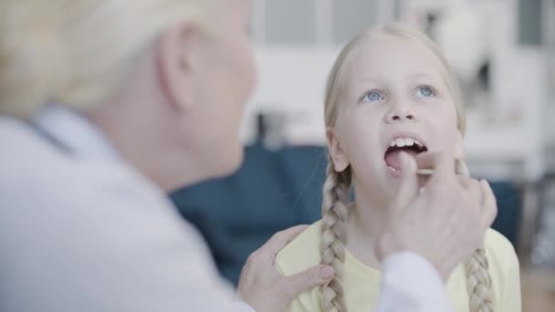 Medico Femminile Che Esamina Gola Della Bambina Clinica Assistenza Sanitaria — Video Stock