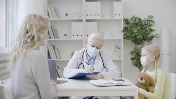 Hausarzt Maske Berät Mutter Beim Ausfüllen Des Arztformulars Untersuchung Des — Stockvideo