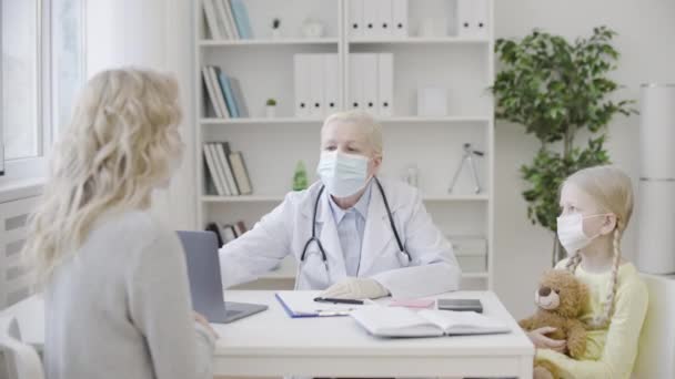 Filha Mãe Máscaras Médicas Visitando Médico Para Tratamento Cuidados Saúde — Vídeo de Stock