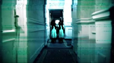 Korkunç otel odasında duran hayalet ikiz kızlar, korku sahneleri, ele geçirilmiş çocuklar. Paranormal olaylar, hayalet aktivitesi, korku sahnesi, TV çarpıtma efekti