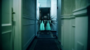 Korkunç ikiz kızlar korkunç dokunaçları olan ürkütücü otel koridorlarında duruyorlar. Paranormal olaylar, hayalet aktiviteleri, korku sahneleri.
