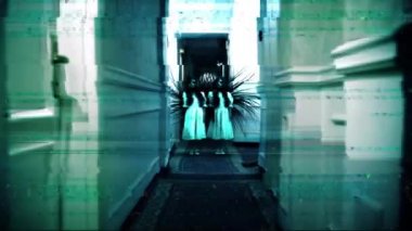 Ürkütücü korku sahnesi, otel odasında duran hayalet ikizlerin çarpık figürleri. Paranormal olaylar, hayalet aktivitesi, korku sahnesi, TV çarpıtma efekti