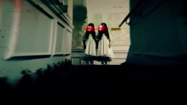 Otel merdivenlerinde duran kırmızı yüzlü iki ürkütücü ikiz, korku. Paranormal olaylar, hayalet aktivitesi, korku sahnesi, TV çarpıtma efekti
