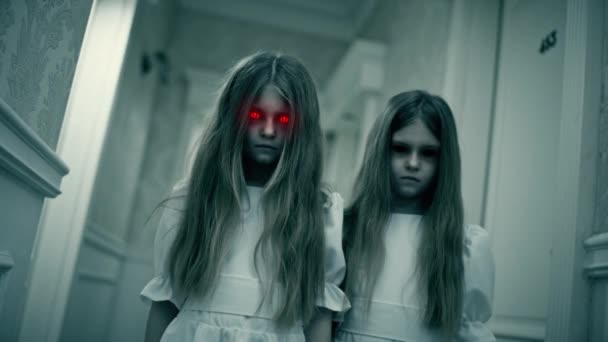 Δύο Ανατριχιαστικά Κοριτσάκια Τρομακτικά Διαβολικά Μάτια Στέκονται Στο Ξενοδοχείο Μαγεία — Αρχείο Βίντεο