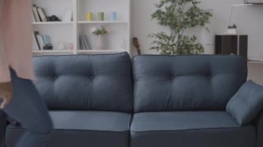 Afrikalı kadın eve geliyor, koruyucu maskesini çıkarıyor, salgın önlemleri alıyor.