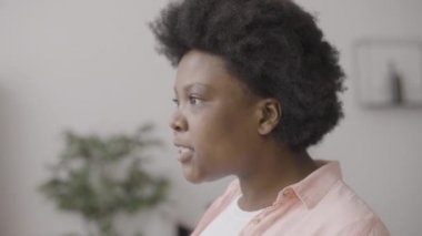 Kızgın Afrikalı ve Kafkas kadınları kavga ediyor, ilişki sorunları hakkında tartışıyorlar.