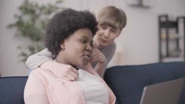 Pacar Afrika Dan Kaukasia Menggoda Dan Menggunakan Laptop Hubungan Pasangan — Stok Video