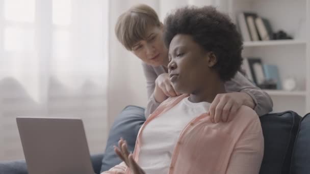 Lesbisches Paar Hat Spaß Zusammen Schwarze Freundin Benutzt Laptop Beziehung — Stockvideo