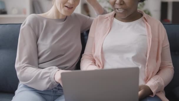 Kaukasiska Och Afrikanska Kvinnliga Vänner Använder Laptop Tillsammans Näthandel — Stockvideo