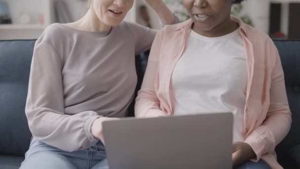 Caucásico Africano Amigos Femeninos Utilizando Ordenador Portátil Juntos Compras Línea — Vídeos de Stock