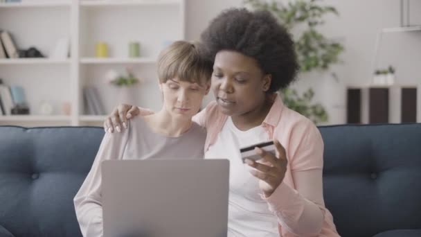 Karışık Lezbiyen Çift Çevrimiçi Kredi Kartıyla Ödeme Yapıyor Satın Almaktan — Stok video