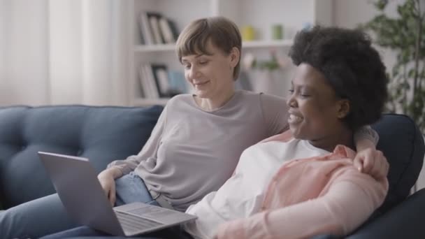 Lesbisches Paar Mit Gemischter Rasse Umarmt Videotelefonie Computer Kommunikation — Stockvideo