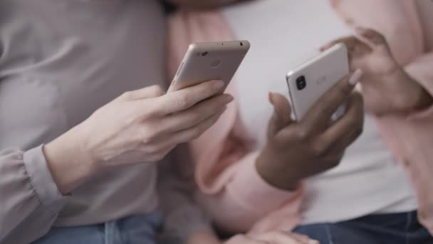Mains Deux Femmes Multiethniques Défilant Smartphones Utilisant Application Mobile Ensemble — Video