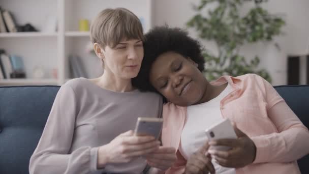 Twee Vriendinnen Met Behulp Van Smartphone App Paar Genieten Van — Stockvideo