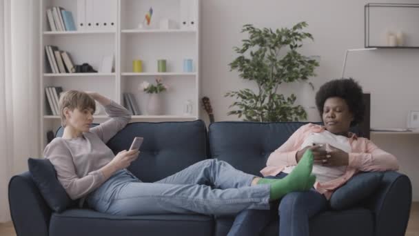 Due Donne Dipendenti Gadget Seduti Sul Divano Scorrendo Gli Smartphone — Video Stock