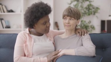 Siyah kadın sarılıyor ve neşelendiriyor üzgün bayan arkadaş, hayat sorunları, destek