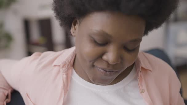 Femme Noire Amoureuse Jouant Avec Ses Copines Cheveux Lesbienne Couple — Video