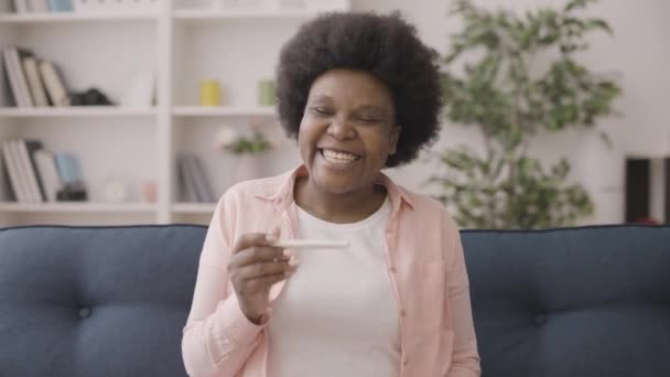 Svart Kvinna Tittar Graviditetstest Nöjd Med Positivt Resultat Baby Planering — Stockvideo