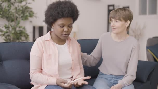 Женщина Подруга Поддерживает Безнадежную Африканскую Женщину Расстроенную Результатами Теста Беременность — стоковое видео