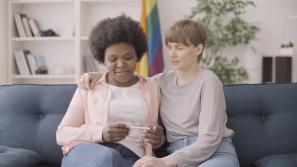 兴奋的同性恋夫妇对怀孕测试结果感到满意同性恋计划生育婴儿 — 图库视频影像