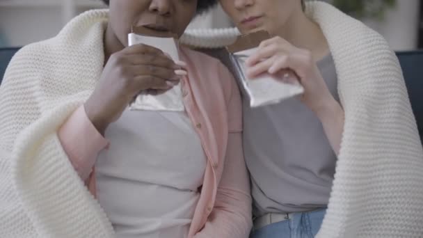 Dwie Smutne Kobiety Przejedzające Czekoladę Celu Złagodzenia Stresu Zaburzenia Jedzenia — Wideo stockowe