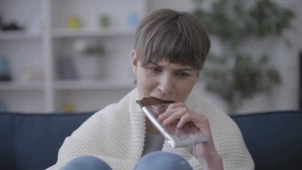 Ensom Nervøs Kvinde Overspisning Chokolade Lindre Stress Lider Depression – Stock-video