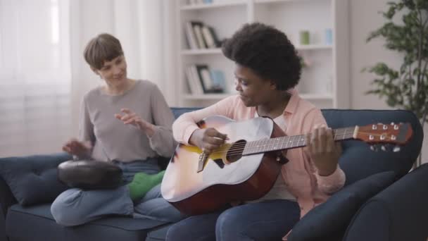 Creative Female Friends Playing Steel Tongue Drum Guitar Room Leisure — Stock Video