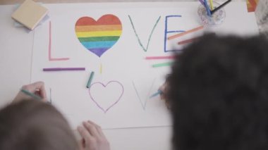 Igbt hakları posterini çizen aktivistlerin üst görüşü, gay onur yürüyüşü için hazırlanıyor