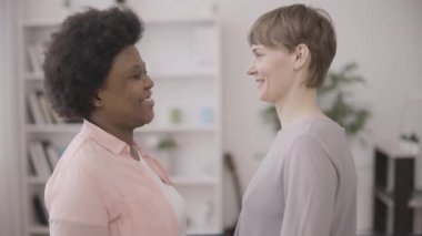 Mutlu Kafkasyalı ve Afrikalı kadınların kucaklaşması, kadın arkadaşlığı, dostça destek