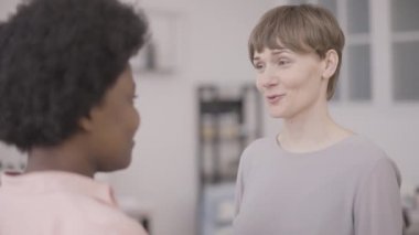 Çok uluslu homoseksüel kadın çift sevgiyle sarılıyor, ilişki bakımı