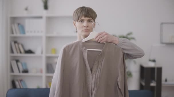 Mulher Caucasiana Tentando Blusas Escolhendo Roupa Para Data Gostando Fazer — Vídeo de Stock