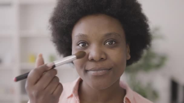 Досить Африканська Жінка Наносить Макіяж Пензлем Робить Повсякденний Макіяж Посміхаючись — стокове відео