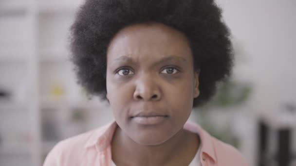 Грустная Африканская Женщина Смотрящая Морщины Лице Недовольная Зеркальным Отражением — стоковое видео