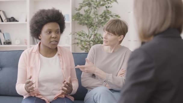 Nieszczęśliwa Lesbijka Para Rozmawia Psychologiem Sesja Terapeutyczna — Wideo stockowe
