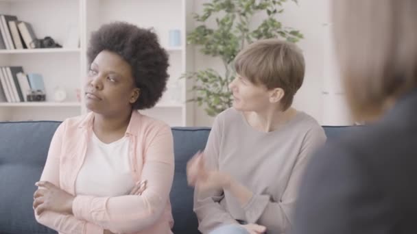 Verveelde Homoseksuele Vrouw Gesprek Met Psycholoog Echtparen Problemen Therapie — Stockvideo