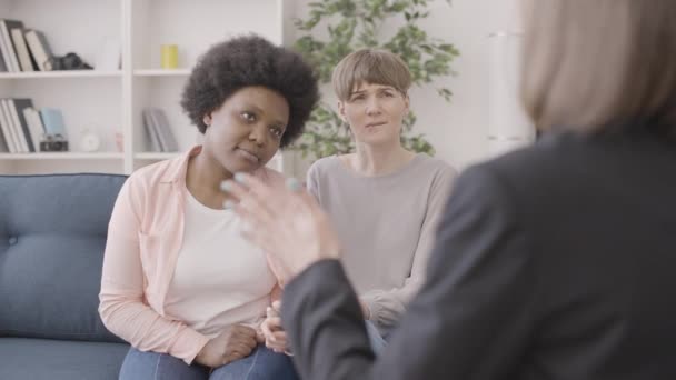 Couple Lesbien Amoureux Embrasser Après Séance Thérapie Relation Counseling — Video