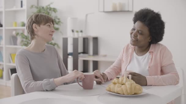 Pareja Lesbianas Disfrutando Del Desayuno Juntos Tomados Mano Hablando Relación — Vídeos de Stock