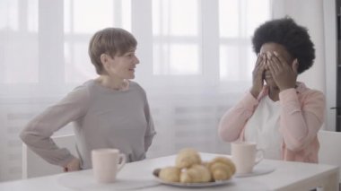 Gergin lezbiyen kadın nişan yüzüğünü kız arkadaşına sunuyor, evlenme teklif ediyor.