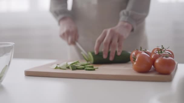 Handen Van Vrouwelijke Kok Snijden Verse Komkommer Koken Gezond Diner — Stockvideo