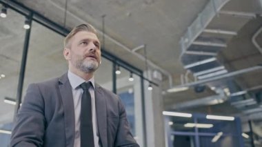 Sorunlu iş adamı migreni tutuyor, şakakları ovuyor, stresli işten bıktı.