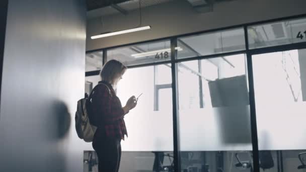 Mujer Joven Casual Usando Teléfono Inteligente Espacio Coworking Tecnología Moderna — Vídeo de stock