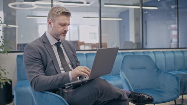 Umtriebiger Mann Anzug Arbeitet Laptop Und Schaut Auf Uhr Zeitmanagement — Stockvideo
