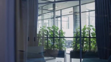 İş adamı başarılı bir anlaşma yaptığı için mutlu. Dans ediyor ve ofiste gülümsüyor.