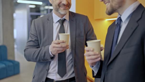 Manliga Anställda Dricker Morgonkaffe Jobbet Kollegor Kommunikation — Stockvideo