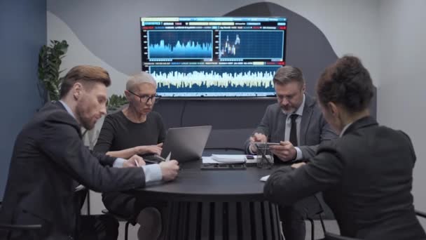 Team Von Börsenmaklern Büro Die Gemeinsam Finanzstatistiken Analysieren — Stockvideo