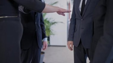 İş adamlarının el ele tutuşması, başarı motivasyonu, işbirliği