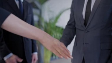 Erkek ve kadın iş ortaklarının el sıkışması, önemli toplantı, işbirliği